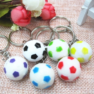 Dettaglio di mini portachiavi a pallone da calcio in PVC in sei vivaci colori sportivi
