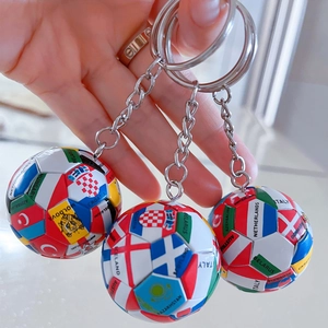 Detailaufnahme von Fußball-Schlüsselanhängern mit verschiedenen Nationalflaggen-Motiven