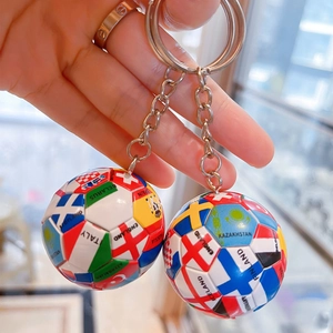 Detailaufnahme von Fußball-Schlüsselanhängern mit lebendigen Nationalflaggen und Metallkette