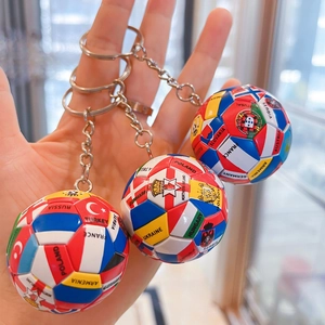Detail von Fußball-Schlüsselanhängern mit internationalen Flaggen und Ländernamen