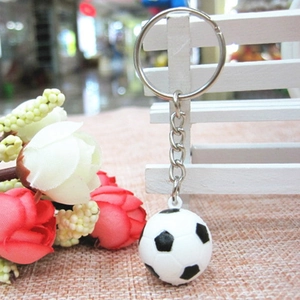Dettaglio del portachiavi mini pallone da calcio con anello e catena in metallo argentato