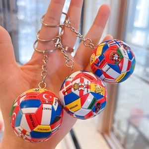 Detailansicht von Fußball-Schlüsselanhängern mit Flaggen und Metall-Schlüsselring