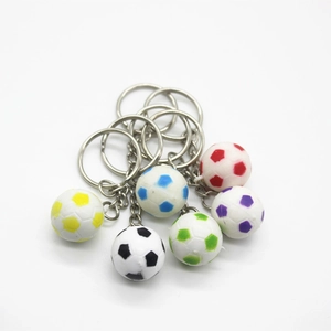 Set dettagliato di sei mini portachiavi a forma di pallone da calcio in vari colori vivaci e varianti
