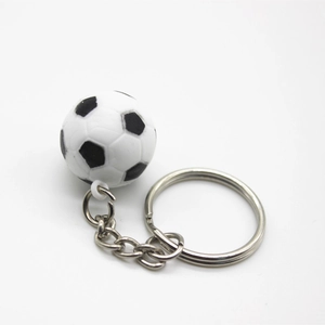 Dettaglio mini portachiavi calcio 3D bianco e nero con anello e catena in metallo argento