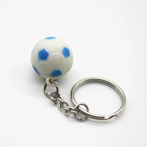 Dettaglio di un mini portachiavi a forma di calcio bianco e blu con anello in metallo