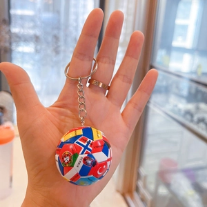 Nahaufnahme eines Fußball-Schlüsselanhängers mit Nationalflaggen und Metallring