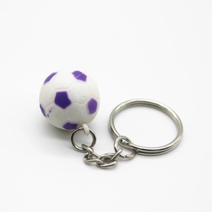 Dettaglio del mini portachiavi a forma di pallone da calcio con motivi viola e anello