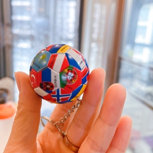 Nahaufnahme eines Weltflaggen-Fußball-Schlüsselanhängers mit Flaggen und Metallkette