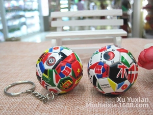 Detailansicht von Fußball-Schlüsselanhängern mit verschiedenen Nationalflaggen als Souvenir
