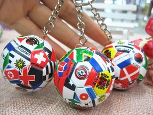 Detail von Mini-Fußball-Schlüsselanhängern mit Weltflaggen und Silbermetallketten