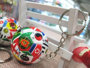 Detail eines Fußball-Schlüsselanhängers mit Flaggen auf realistischem Kunstleder