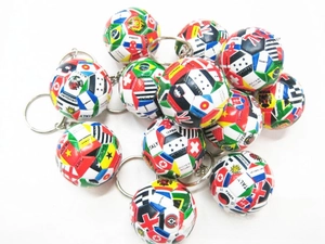 Detailansicht von Fußball-Schlüsselanhängern mit Nationalflaggen und Ländernamen