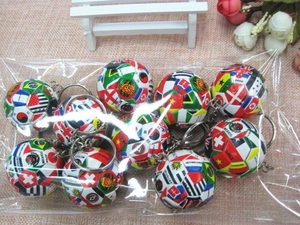 Detail von Fußball Schlüsselanhängern mit Weltflaggen und Metallring in Verpackung