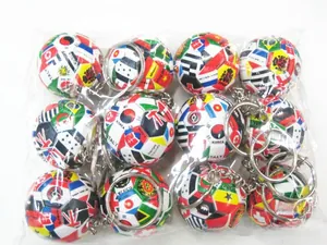 12er-Set Fußball-Schlüsselanhänger mit Nationalflaggen in Klarsichtverpackung