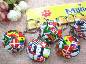 Nahaufnahme der Fußball-Schlüsselanhänger mit Flaggen und Metallringen für Fans