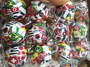 Mini-Fußball-Schlüsselanhänger mit Nationalflaggen in Klarsichtverpackung