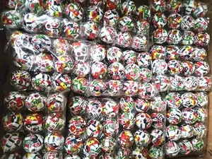 Detail von Fußball-Schlüsselanhängern mit verschiedenen Nationalflaggen in Einzelverpackung