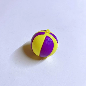 Dettaglio del mini portachiavi basket giallo e viola con superficie strutturata e anello