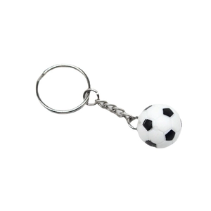 Portachiavi mini pallone da calcio bianco e nero con anello in metallo su sfondo semplice