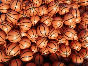 Macro di piccoli ciondoli a forma di pallone da basket arancione per portachiavi fai-da-te