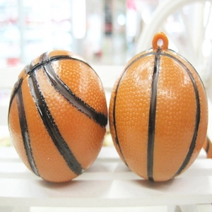 Dettaglio di portachiavi a forma di palla da basket arancione con superficie testurizzata