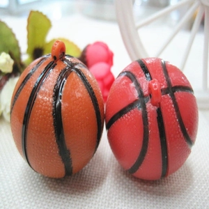 Dettaglio di portachiavi mini basket con superfici testurizzate arancione e rosso per DIY