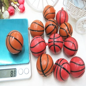 Primo piano di un ciondolo mini basket da 8,8g con texture in arancione e rosso