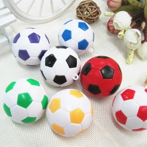 Vista dettagliata dall'alto di mini portachiavi a pallone da calcio in sette colori