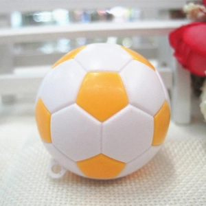 Dettaglio del mini portachiavi da calcio giallo e bianco con anello di sospensione