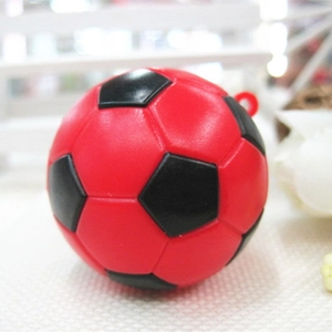 Mini ciondolo portachiavi a pallone di calcio rosso e nero con trama classica da calcio