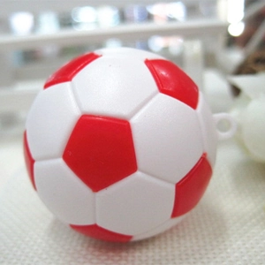 Primo piano di un mini ciondolo da calcio rosso e bianco con anello in plastica integrato