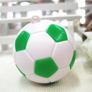 Dettaglio di un mini ciondolo da calcio verde e bianco con foro per gancio per accessori