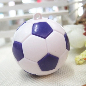 Dettaglio macro di un mini portachiavi da calcio viola e bianco con anello integrato