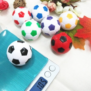 Dettaglio di portachiavi mini pallone da calcio da 3,8 cm con peso 10,5g e colori vari