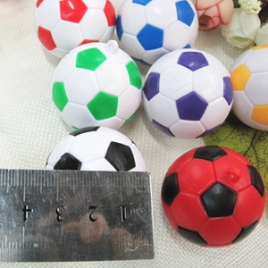 Dettaglio dei mini ciondoli a forma di calcio da 3 cm con motivo a pentagono classico