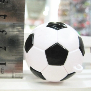 Dettaglio di un mini portachiavi a forma di pallone da calcio da 4cm con anello bianco