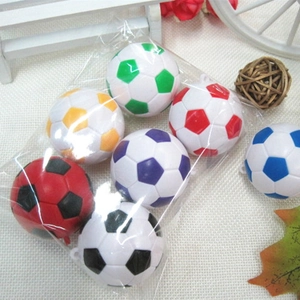 Dettaglio di mini portachiavi a pallone da calcio colorati con ganci in varie tonalità