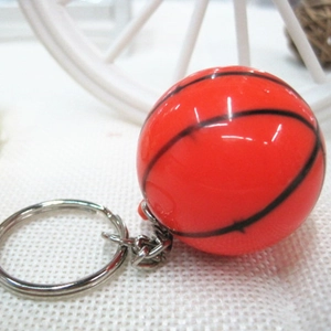 Vue détaillée d'un porte-clés de basket orange avec anneau et chaîne en argent