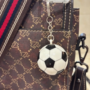 Portachiavi da calcio classico bianco e nero con anello in metallo su una borsa