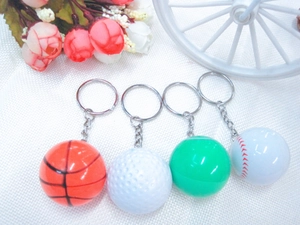 Détail de quatre porte-clés ballons de sport comprenant basket, golf et baseball avec anneaux