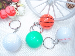 Détails des porte-clés ballons de sport montrant les modèles golf, tennis, basket et baseball