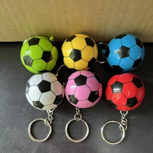 Dettaglio di portachiavi a pallone da calcio in verde giallo blu bianco rosa e rosso