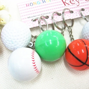 Ensemble de quatre porte-clés ballons de sport avec golf, basket et baseball sur carte