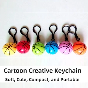 Dettaglio di mini portachiavi basket colorati con clip nere in sei colori vivaci