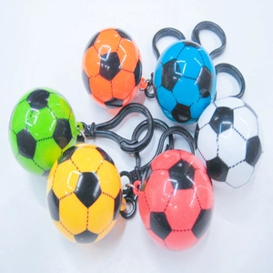 Vista macro di sei portachiavi a forma di calcio colorati con clip in plastica nera