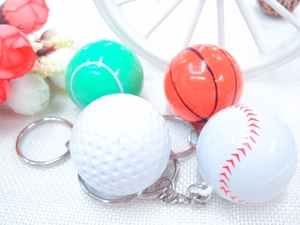 Gros plan de porte-clés de ballons de sport, incluant golf, baseball et basketball