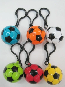 Set di sei portachiavi a pallone da calcio colorati con ganci neri in vista dettagliata
