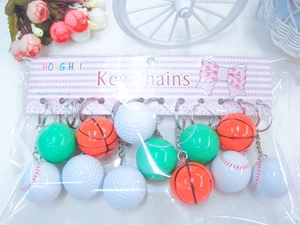 Détail de porte-clés variés en forme de ballons de sport, basketball et golf inclus