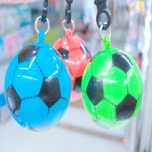 Dettaglio di portachiavi da calcio in rosso, blu e verde con ganci in plastica