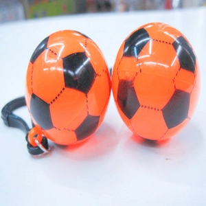 Primo piano di portachiavi a pallone da calcio arancione con motivi neri e anelli